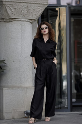 a lady in a black T-shirt and a pair of black pants made of xiangyun silk